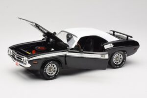 Dodge Challenger R/T Черен & Бял ERTL 1:18 36549 Метал — снимка 2 от 8