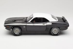 Dodge Challenger R/T Черен & Бял ERTL 1:18 36549 Метал — снимка 4 от 8