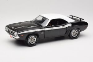Dodge Challenger R/T Черен & Бял ERTL 1:18 36549 Метал