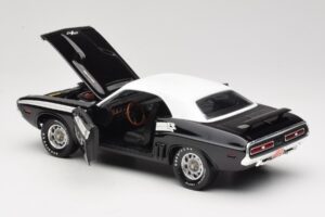 Dodge Challenger R/T Черен & Бял ERTL 1:18 36549 Метал — снимка 5 от 8