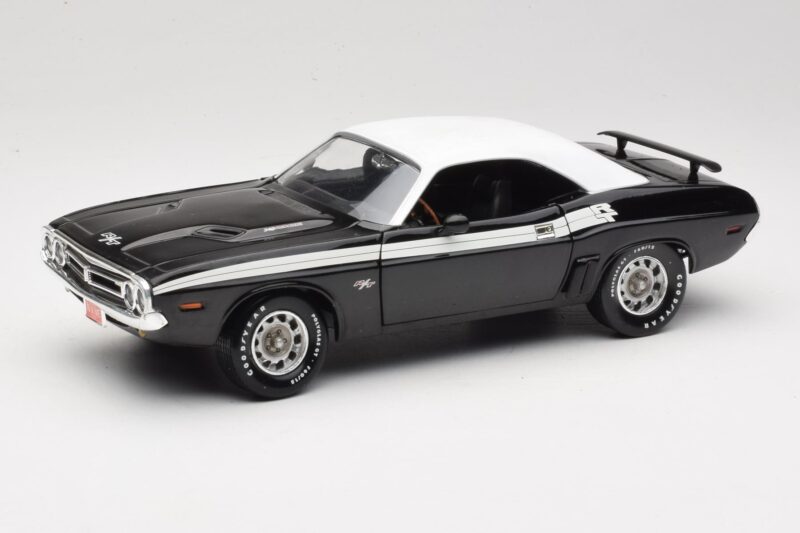 Dodge Challenger R/T Черен & Бял ERTL 1:18 36549 Метал