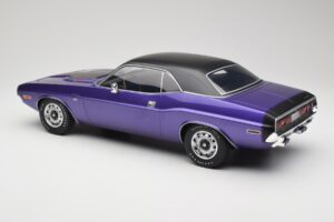 Dodge Challenger R/T Plum Crazy Otto 1:12 G083 Смола — снимка 5 от 6