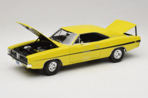 Dodge Charger R/T Жълт Dirty Mary Crazy Larry Auto World 1:18 AWSS101/06 Метал — снимка 2 от 8