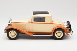Dodge Eight DG Coupe Бежов BoS Models 1:18 BOS289 Смола — снимка 3 от 6