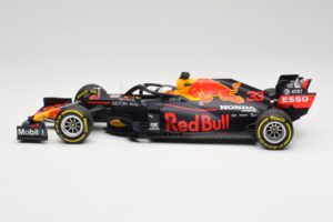 Aston Martin Red Bull Racing RB16 #33 M. Verstappen Abu Dhabi GP Winner 2020 Minichamps 1:18 110201733 Метал — снимка 3 от 7