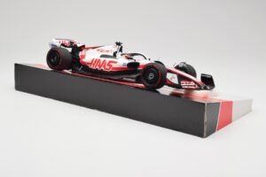 Haas VF-22 #20 K. Magnussen Pole Position Brazil GP 2022 Minichamps 1:18 147222120 Метал — снимка 4 от 7