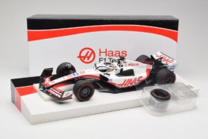 Haas VF-22 #20 K. Magnussen Pole Position Brazil GP 2022 Minichamps 1:18 147222120 Метал — снимка 7 от 7