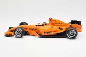McLaren MP4-20 Mercedes P. de la Rosa Interim Test Car 2006 Minichamps 1:18 530061894 Метал — снимка 3 от 6