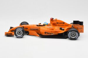 McLaren Mercedes MP4-20 P. de la Rosa F1 Test Car 2006 Minichamps 1:18 PEDRO001 Метал — снимка 3 от 6