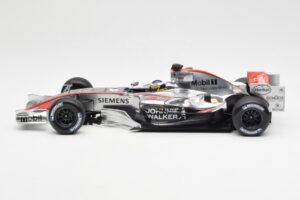 McLaren Mercedes MP4-21 P. de la Rosa F1 Showcar 2006 Minichamps 1:18 B66962346 Метал — снимка 3 от 6