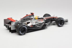 McLaren MP4-25 Mercedes #2 L. Hamilton Showcar 2010 Minichamps 1:18 110100006-R1 Метал — снимка 2 от 6