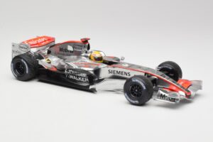 McLaren MP4-25 Mercedes #2 L. Hamilton Showcar 2010 Minichamps 1:18 110100006-R1 Метал — снимка 4 от 6