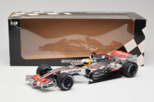 McLaren MP4-25 Mercedes #2 L. Hamilton Showcar 2010 Minichamps 1:18 110100006-R1 Метал — снимка 6 от 6