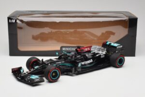 Mercedes AMG W12 Petronas #44 L. Hamilton Spanish GP 100th Pole 2021 Minichamps 1:18 110210444 Смола — снимка 7 от 7