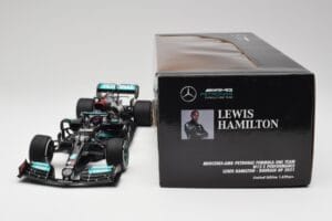 Mercedes AMG W12 #44 L. Hamilton Bahrain GP 2021 Minichamps 1:18 110210144 Метал — снимка 7 от 7