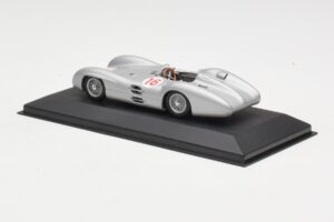 Mercedes W196 Streamliner #16 J.M. Fangio GP Italy Winner 1954 Minichamps 1:43 432543016 Метал — снимка 3 от 4