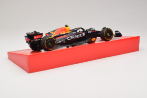 Red Bull Racing RB18 #1 M. Verstappen Oracle Winner Dutch GP 2022 Minichamps 1:18 113223501 Метал — снимка 3 от 7