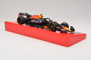 Red Bull Racing RB18 #1 M. Verstappen Oracle Winner Dutch GP 2022 Minichamps 1:18 113223501 Метал — снимка 4 от 7