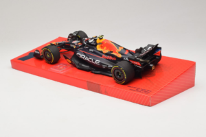 Red Bull Racing RB18 #1 M. Verstappen Oracle Winner Dutch GP 2022 Minichamps 1:18 113223501 Метал — снимка 5 от 7