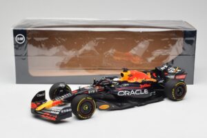Oracle Red Bull Racing RB18 #1 M. Verstappen Winner Italian GP 2022 Minichamps 1:18 110221601 Метал — снимка 7 от 7