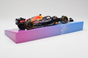 Red Bull Racing RB18 #1 M. Verstappen Winner Miami GP 2022 Minichamps 1:18 113220501 Метал — снимка 3 от 7