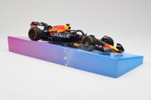 Red Bull Racing RB18 #1 M. Verstappen Winner Miami GP 2022 Minichamps 1:18 113220501 Метал — снимка 4 от 7