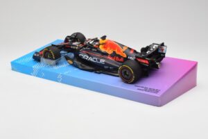 Red Bull Racing RB18 #1 M. Verstappen Winner Miami GP 2022 Minichamps 1:18 113220501 Метал — снимка 5 от 7