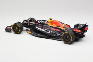 Oracle Red Bull Racing RB18 #11 S. Perez Abu Dhabi GP 2022 Minichamps 1:18 110222211 Метал — снимка 5 от 7