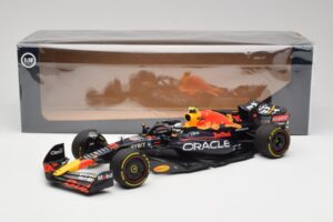 Oracle Red Bull Racing RB18 #11 S. Perez Abu Dhabi GP 2022 Minichamps 1:18 110222211 Метал — снимка 7 от 7