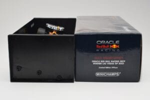 Oracle Red Bull Racing RB19 #33 M. Verstappen Las Vegas GP Winner 2023 Minichamps 1:18 110232201 Смола — снимка 6 от 7