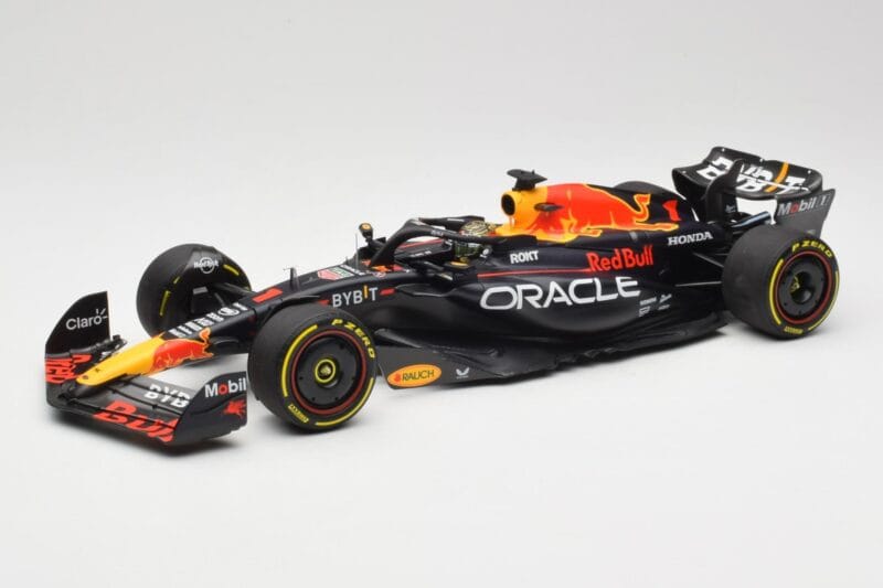 Oracle Red Bull Racing RB19 #1 M. Verstappen Winner Abu Dhabi GP 2023 Minichamps 1:18 110232301 Метал
