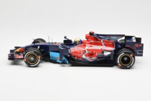 Red Bull Racing RB6 #6 M. Webber F1 Showcar 2010 Minichamps 1:18 150100076 Метал — снимка 3 от 6