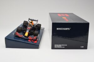 Red Bull Racing Honda RB16B #33 M. Verstappen Emilia Romagna GP 2021 Case Edition Minichamps 1:18 113210133 Смола — снимка 6 от 7