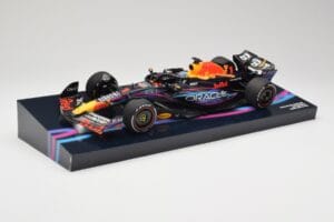 Oracle Red Bull Racing RB19 #33 M. Verstappen Miami GP 2023 Case Edition Minichamps 1:18 113233501 Смола — снимка 2 от 7