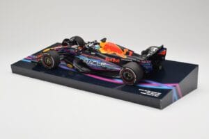 Oracle Red Bull Racing RB19 #33 M. Verstappen Miami GP 2023 Case Edition Minichamps 1:18 113233501 Смола — снимка 5 от 7