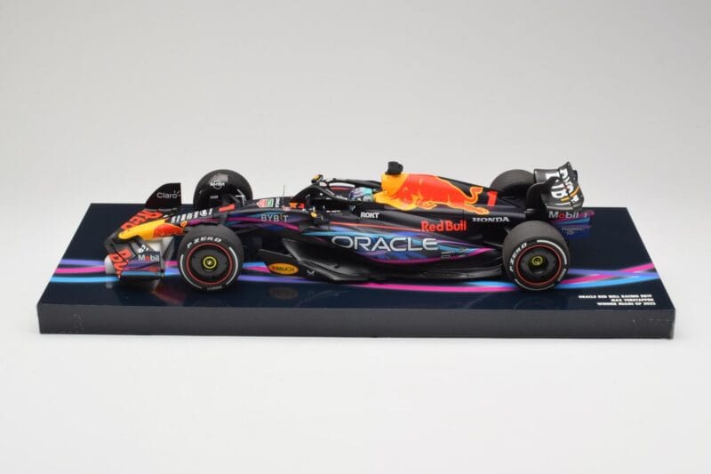 Oracle Red Bull Racing RB19 #33 M. Verstappen Miami GP 2023 Case Edition Minichamps 1:18 113233501 Смола