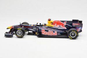 Red Bull Racing Renault RB6 #5 S. Vettel F1 World Champion Showcar 2010 Minichamps 1:18 150100075 Метал — снимка 3 от 6