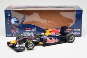 Red Bull Racing Renault RB7 #1 S. Vettel F1 World Champion Showcar 2011 Minichamps 1:18 113110271 Метал — снимка 6 от 6