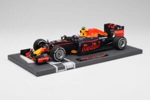Red Bull RB12 #33 M. Verstappen Spain GP Winner 2016 Minichamps 1:18 117160333 Метал — снимка 2 от 7