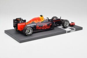 Red Bull RB12 #33 M. Verstappen Spain GP Winner 2016 Minichamps 1:18 117160333 Метал — снимка 3 от 7