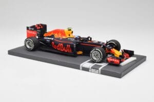 Red Bull RB12 #33 M. Verstappen Spain GP Winner 2016 Minichamps 1:18 117160333 Метал — снимка 4 от 7