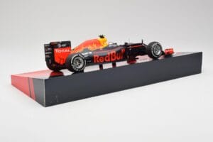 Red Bull RB12 #33 M. Verstappen Spain GP Winner 2016 Minichamps 1:18 147160533 Метал — снимка 3 от 6