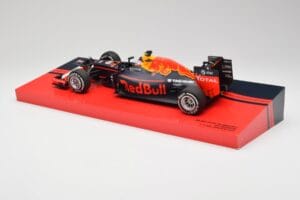 Red Bull RB12 #33 M. Verstappen Spain GP Winner 2016 Minichamps 1:18 147160533 Метал — снимка 5 от 6