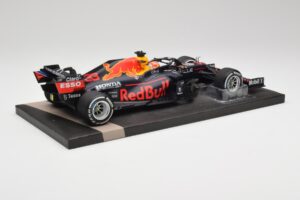 Red Bull RB16B #33 M. Verstappen Dutch GP Winner 2021 Minichamps 1:18 113212533 Метал — снимка 3 от 7