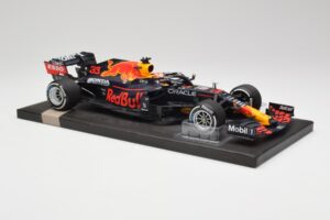 Red Bull RB16B #33 M. Verstappen Dutch GP Winner 2021 Minichamps 1:18 113212533 Метал — снимка 4 от 7