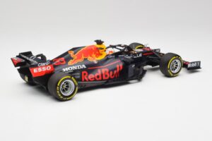 Red Bull RB16B #33 M. Verstappen Emilia Romagna GP Winner Mid Race Tyres 2021 Minichamps 1:18 110210133 Метал — снимка 2 от 7
