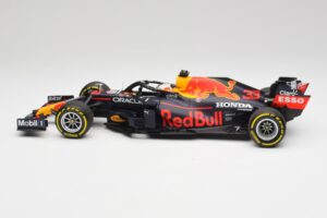 Red Bull RB16B #33 M. Verstappen Emilia Romagna GP Winner Mid Race Tyres 2021 Minichamps 1:18 110210133 Метал — снимка 3 от 7