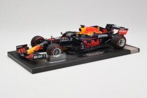 Red Bull RB16B #33 M. Verstappen Abu Dhabi GP 2021 Winner Missing Figurine & Pitboard Minichamps 1:18 113212333 Смола — снимка 2 от 7