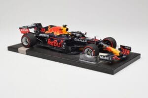 Red Bull RB16B #33 M. Verstappen Abu Dhabi GP 2021 Winner Missing Figurine & Pitboard Minichamps 1:18 113212333 Смола — снимка 4 от 7