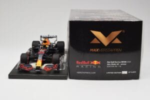 Red Bull RB16B #33 M. Verstappen Abu Dhabi GP 2021 Winner Missing Figurine & Pitboard Minichamps 1:18 113212333 Смола — снимка 6 от 7